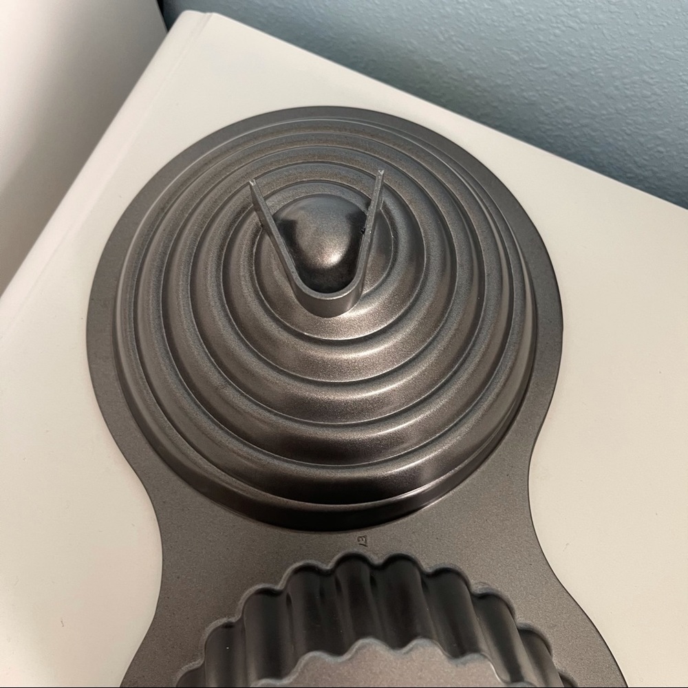 Wilton Giant Cupcake Cake Pan - Picture 6 of 11